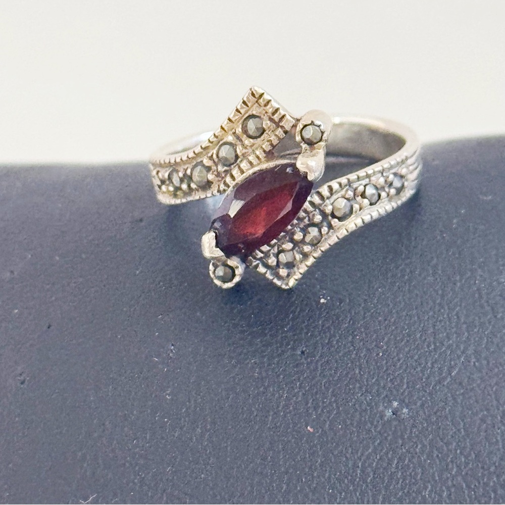 Vtg Sterling Silver Garnet & Marcasite Dainty Ring Sz 7